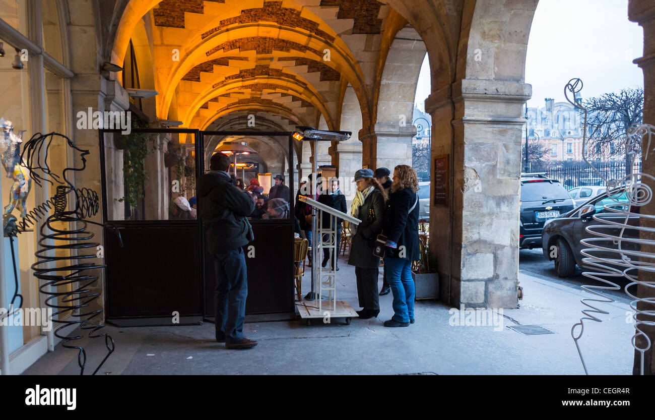 Paris, France, foule lisant le menu à l'extérieur dans un restaurant français dans le quartier du Marais, place des Vosges Banque D'Images