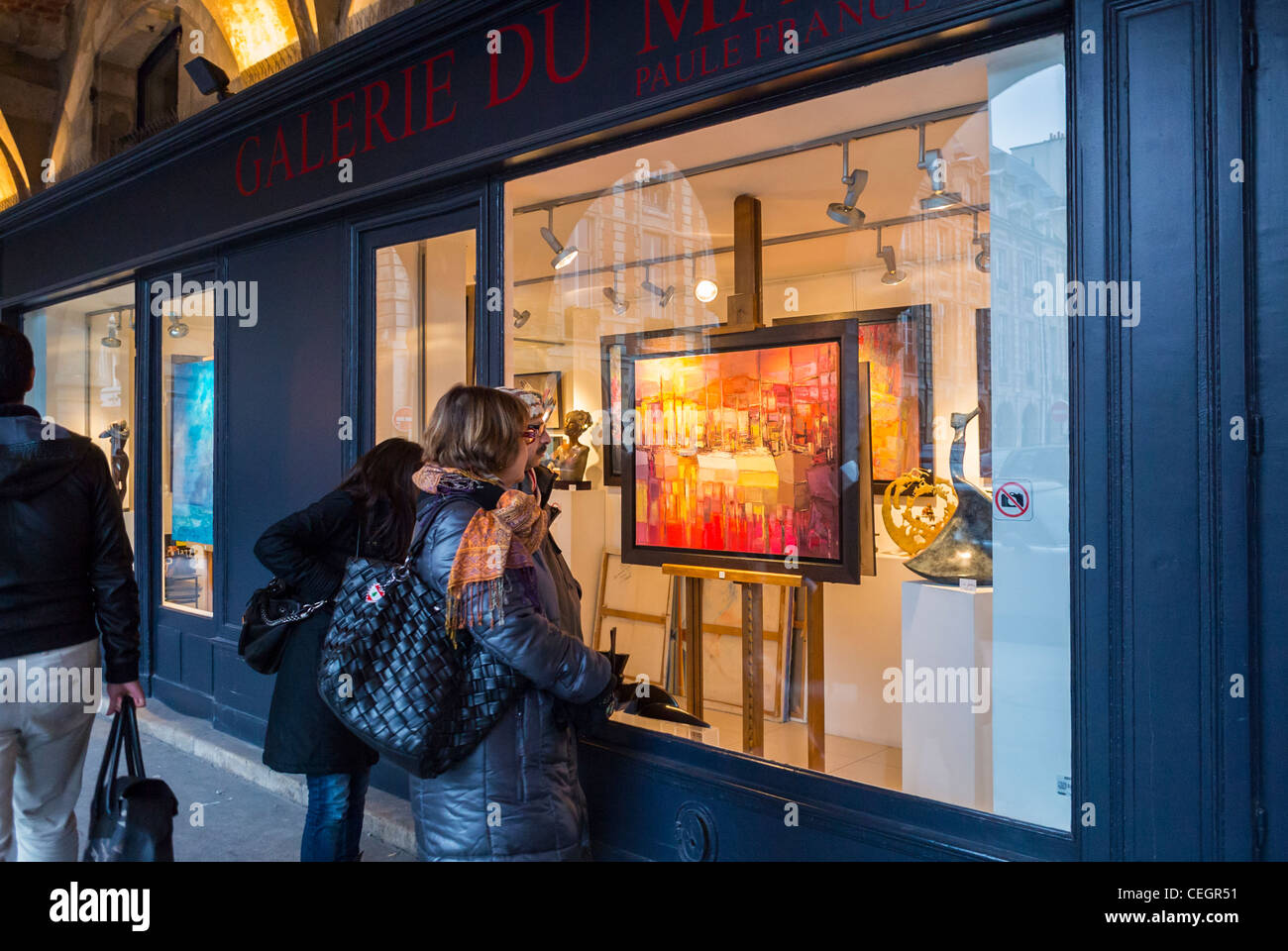 Paris, France, couple Shopping dans le quartier du Marais, à la recherche de peinture dans les vitrines de magasin, Galeries d'art moderne 'place des Vosges' art romantique Banque D'Images