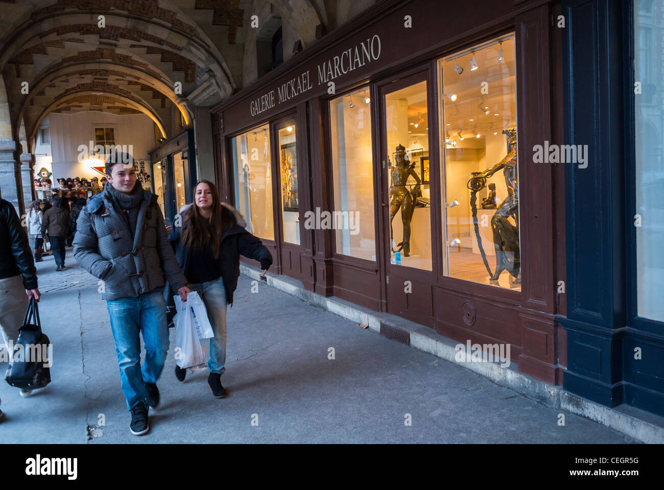 Paris, France, adolescents portant des sacs à provisions, dans le quartier du Marais, marchant sur le trottoir près des galeries d'art, la place des Vosges, les gens de rue animés parisiens, les magasins, la rue Paris dans la journée Banque D'Images