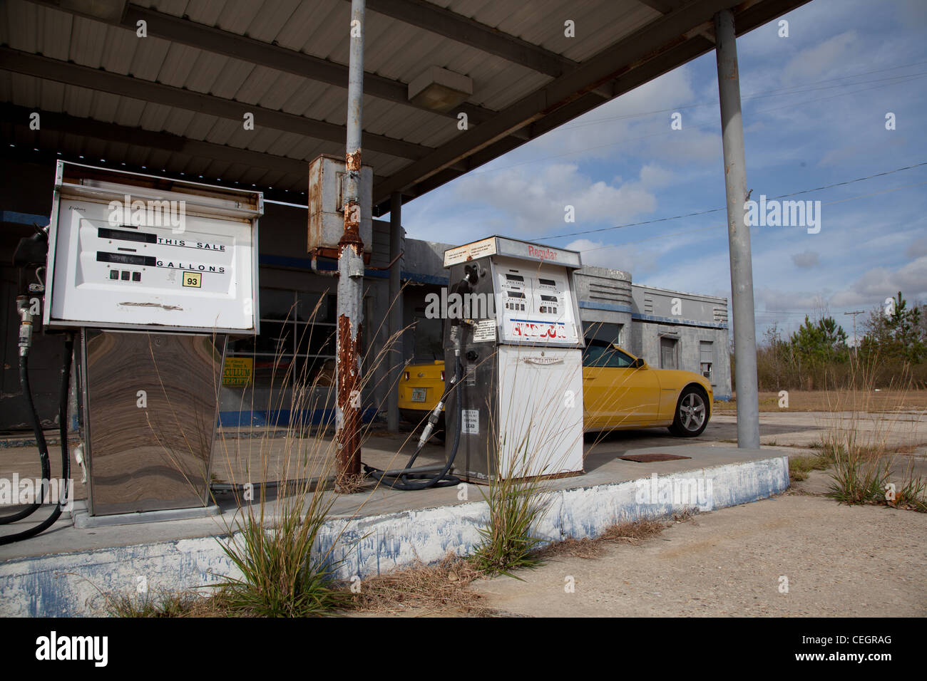 La station d'essence abandonnés avec nouvelle Camaro en arrière-plan. Pompes Retro garage désaffecté dans le sud rural de l'USA Banque D'Images