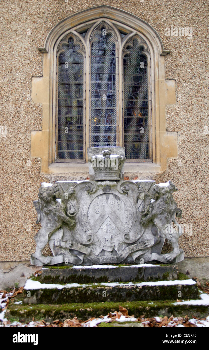 Armoiries du Comte de Berkeley, Saint Dunstan's église médiévale, Cranford Park, Cranford, Middlesex, Angleterre, dans la neige Banque D'Images