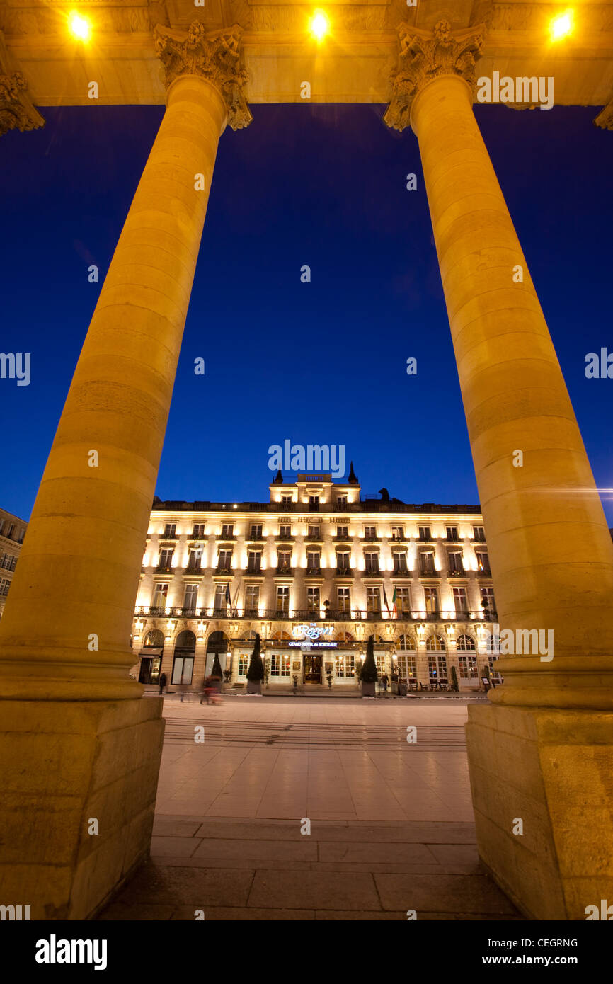 Le Grand Hôtel de Bordeaux vu par les piliers du Grand Théâtre de Bordeaux, Place de la Comédie, Bordeaux, France. Banque D'Images