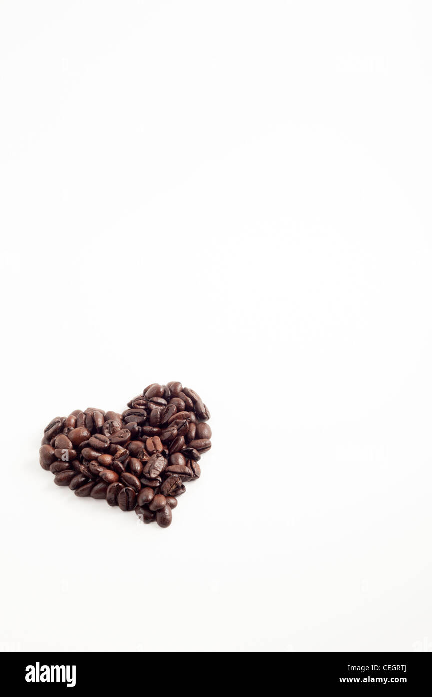 Forme de coeur simple faite de grains de café frais Banque D'Images