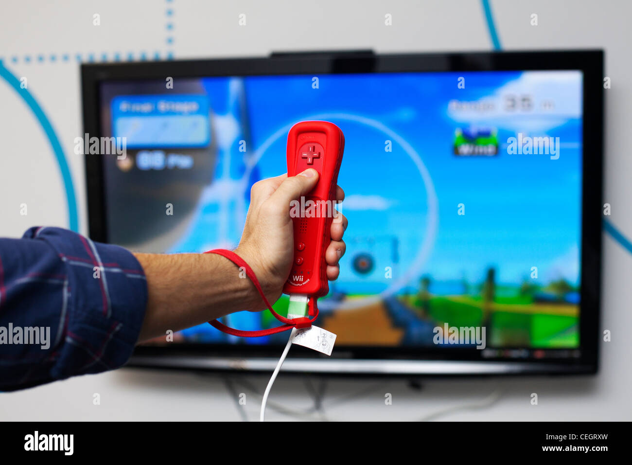L'homme jouant sur la console Wii. Banque D'Images