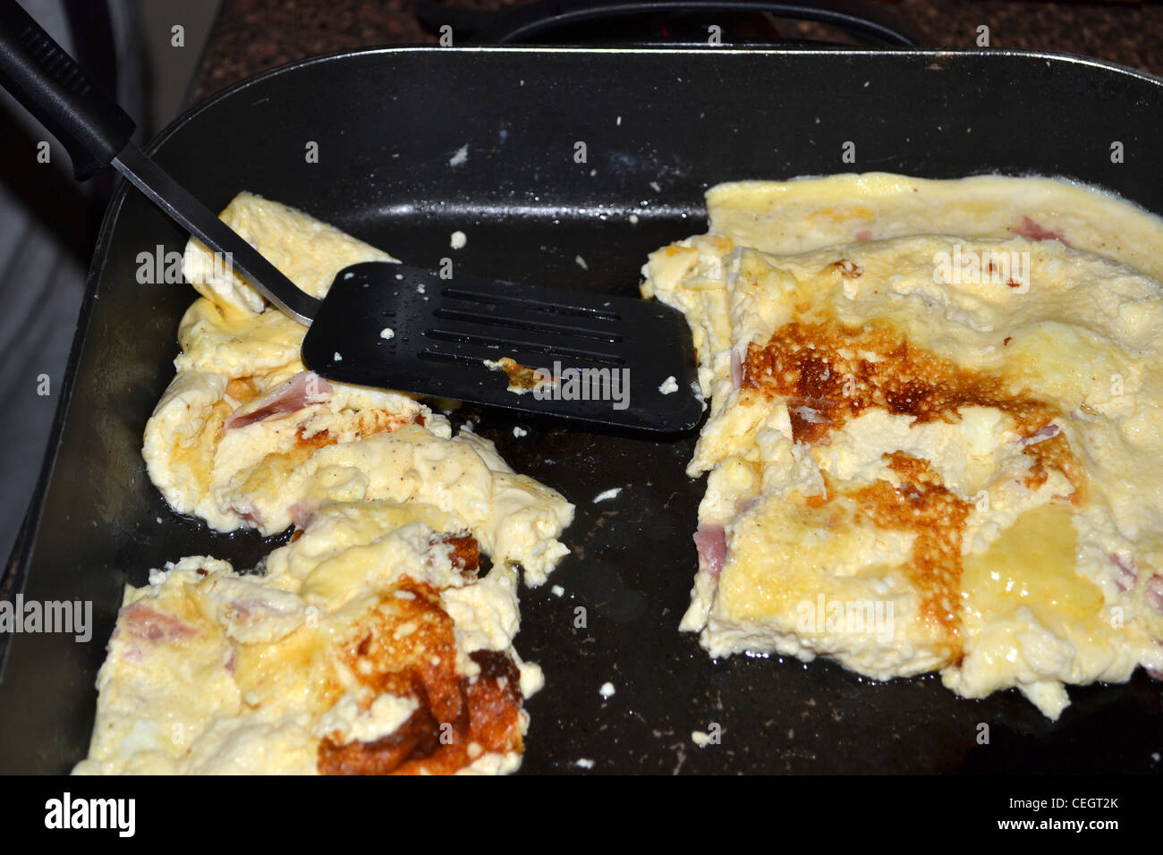Cuisson poêle à omelette les oeufs brouillés Banque D'Images