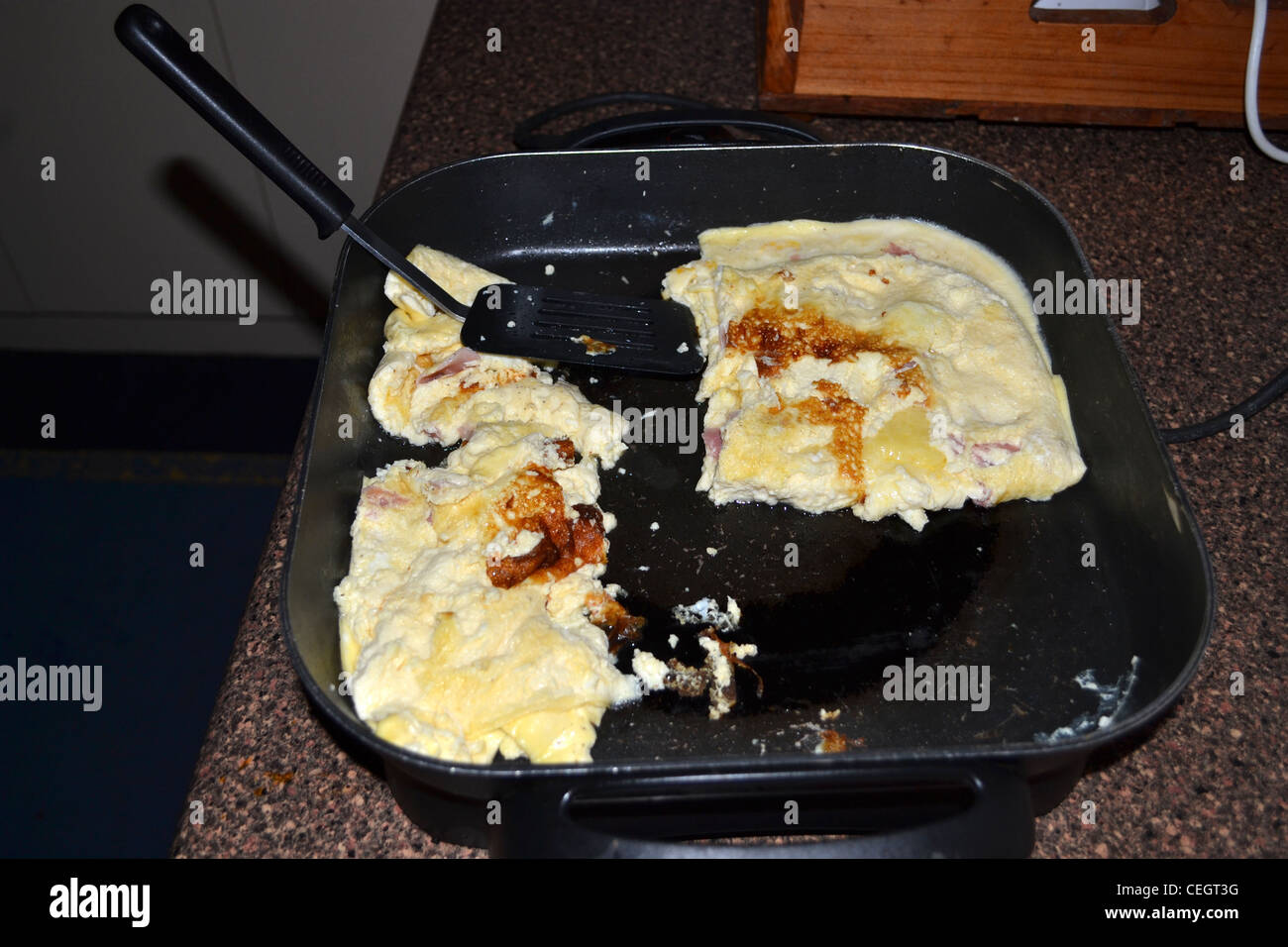Cuisson poêle à omelette les oeufs brouillés Banque D'Images