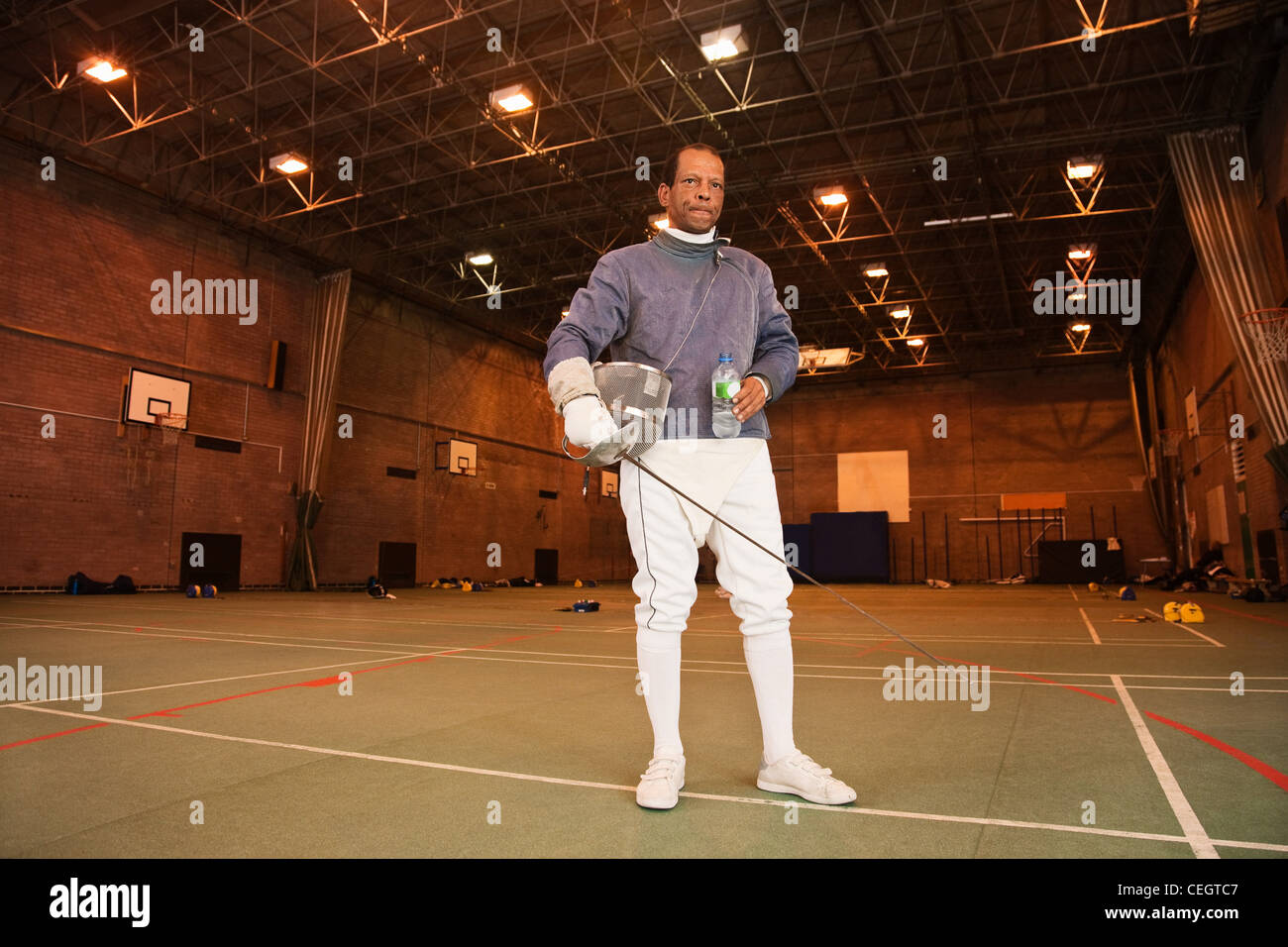 Man en tenue d'escrime dans le hall Banque D'Images