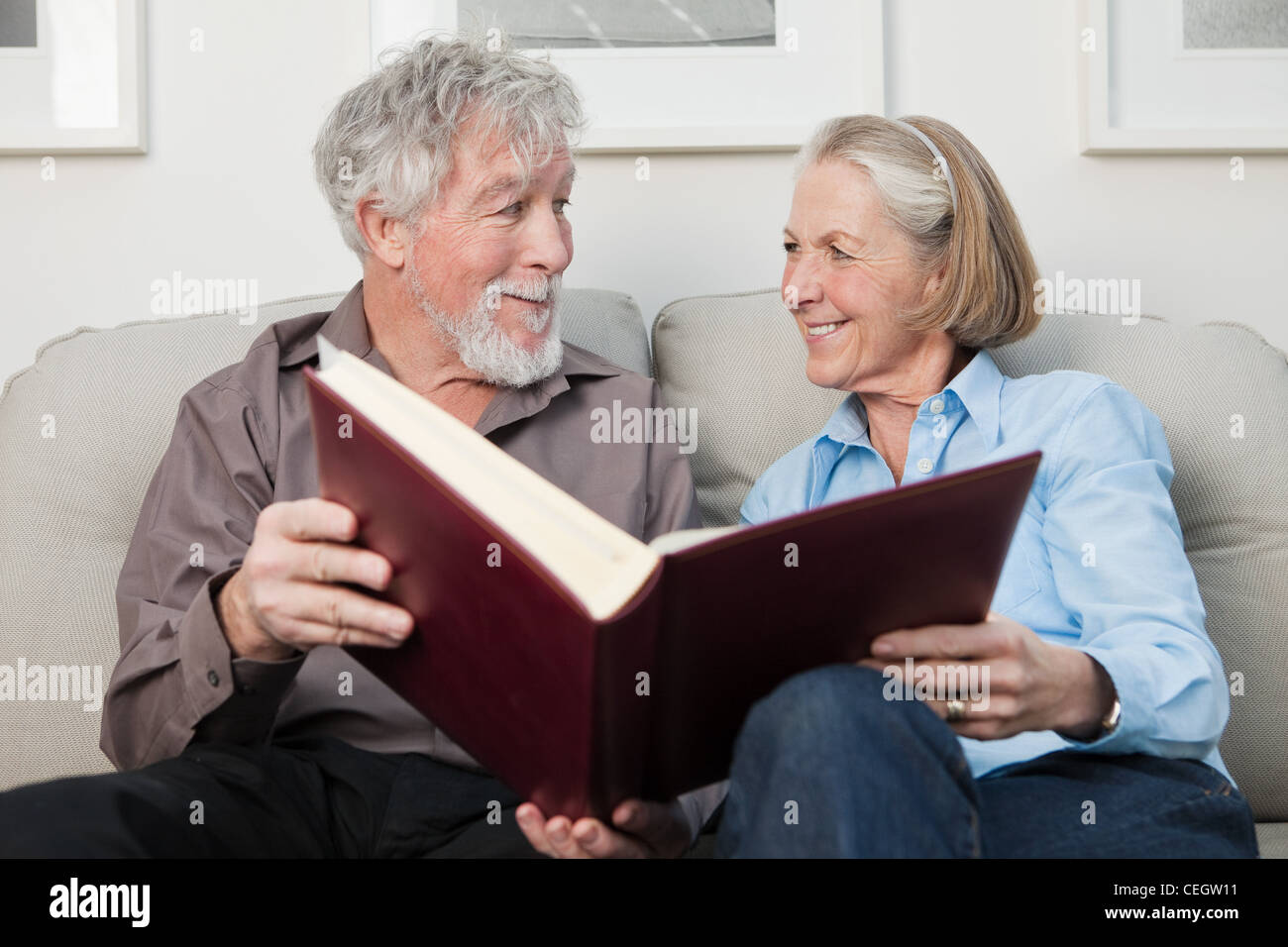 Senior couple with photograph album Banque D'Images