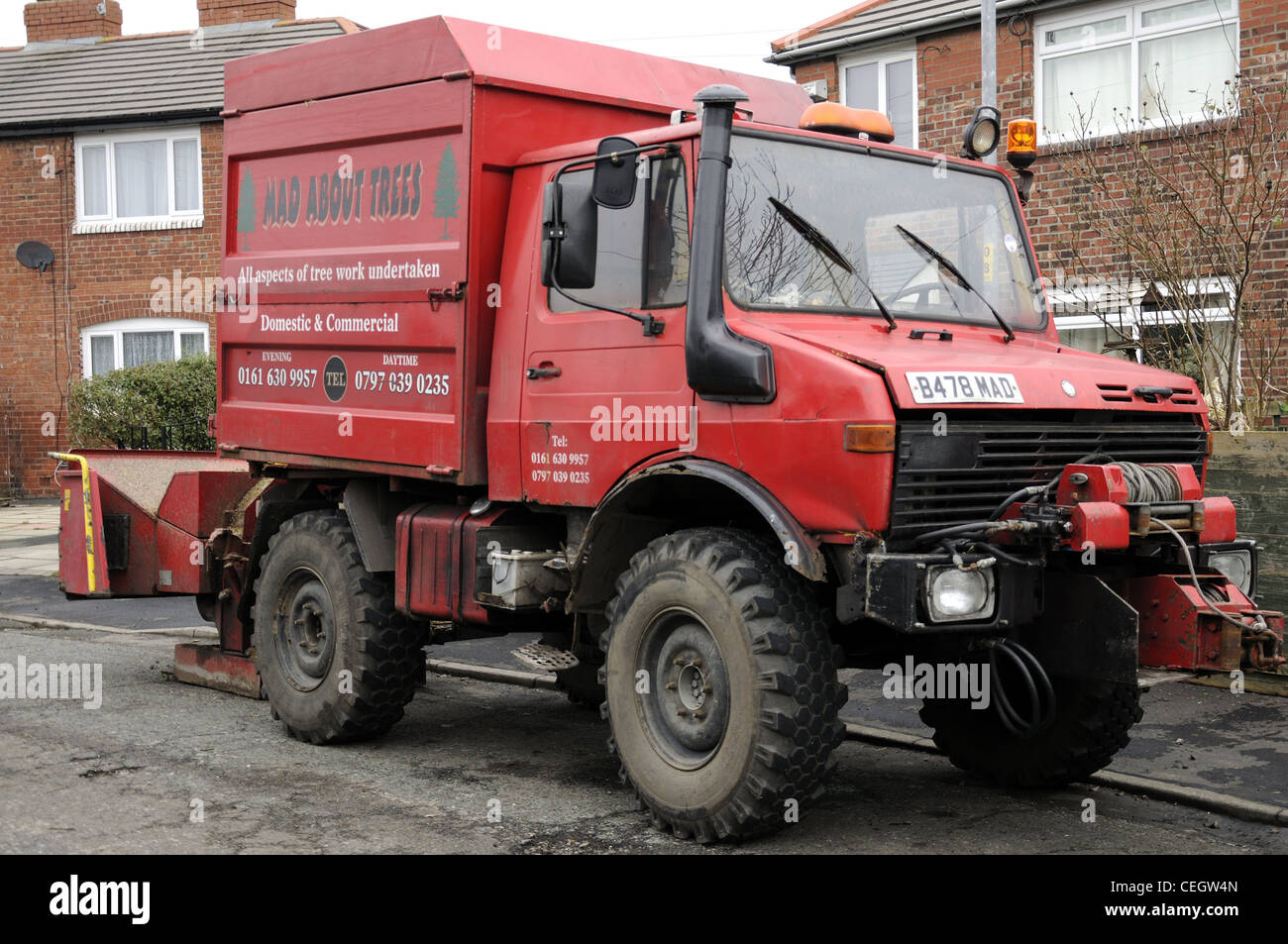 Camion rouge à haut dégagement avec treuil avant et tuba utilisé par la coupe d'arbres entreprise Banque D'Images