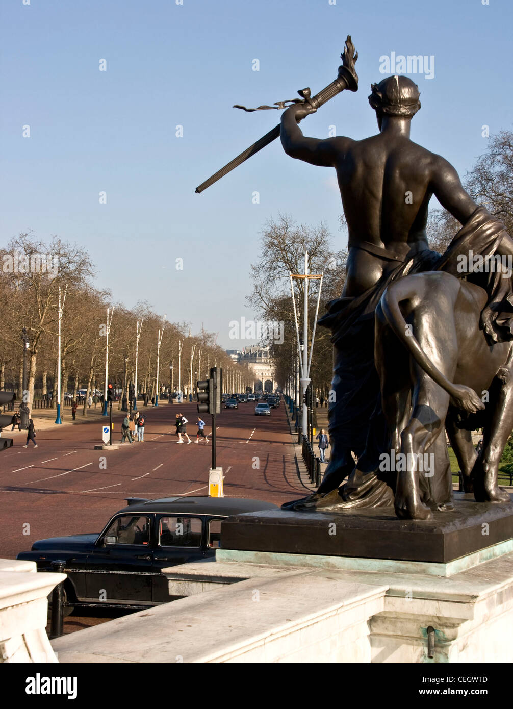 Vue le long de la galerie marchande à Victoria Monument London angleterre Europe Banque D'Images