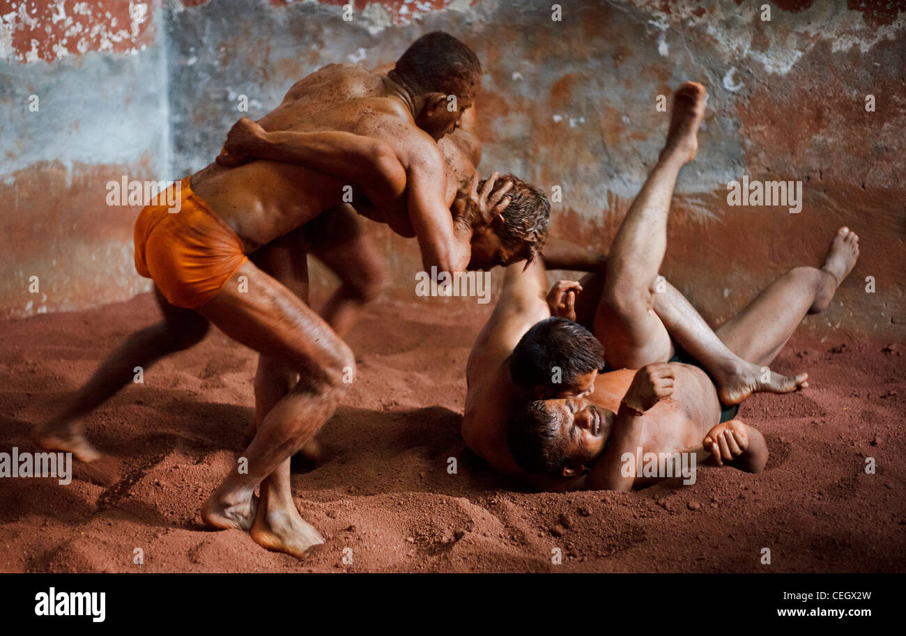 Kushti, la lutte indienne réalisée dans une salle de sport à Mumbai (Bombay) Banque D'Images