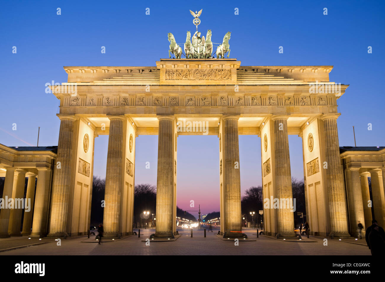 Vue de la porte de Brandebourg dans la nuit à Berlin Allemagne Banque D'Images