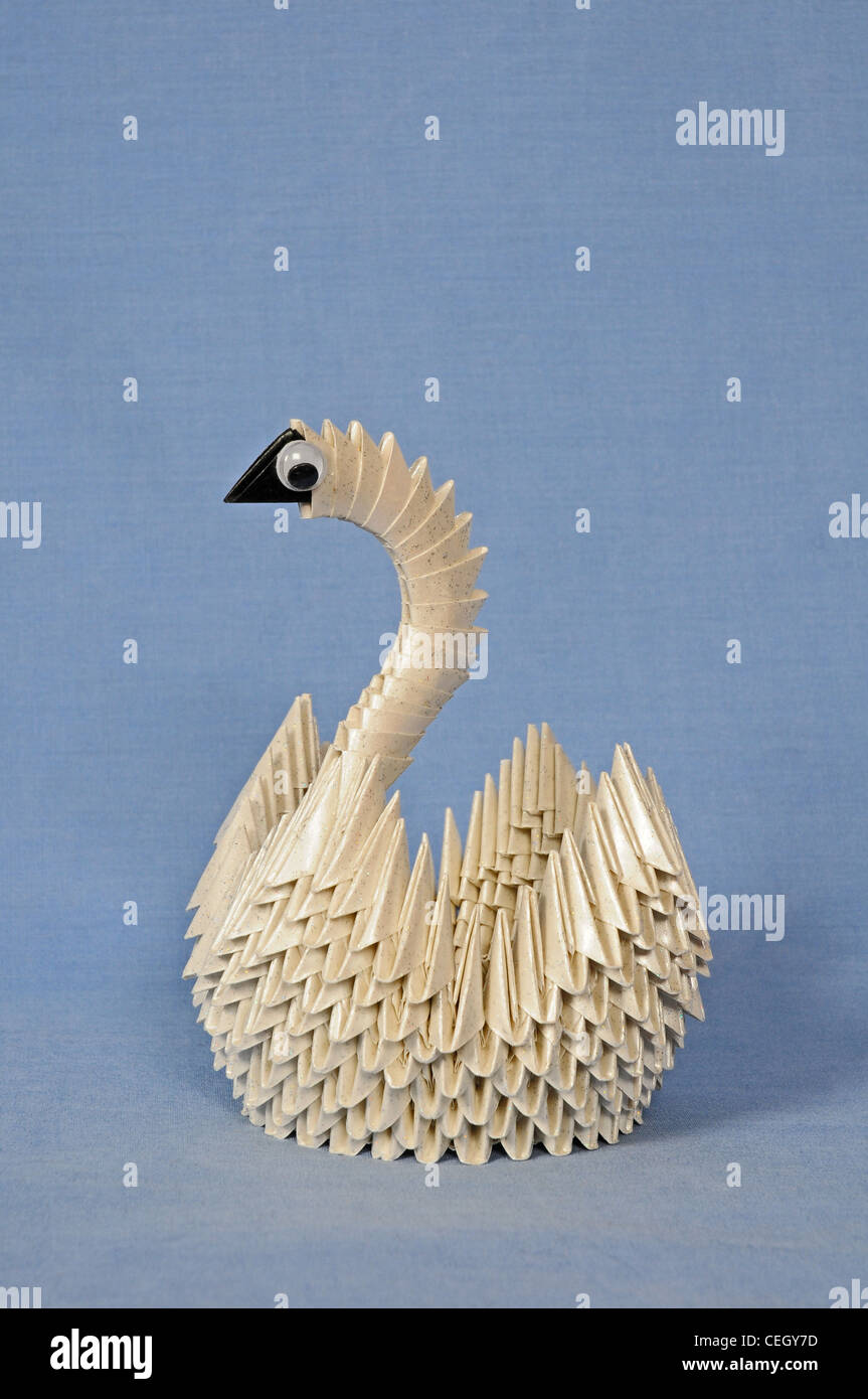 Swan décoratifs fabriqués à partir de papier plié. Banque D'Images