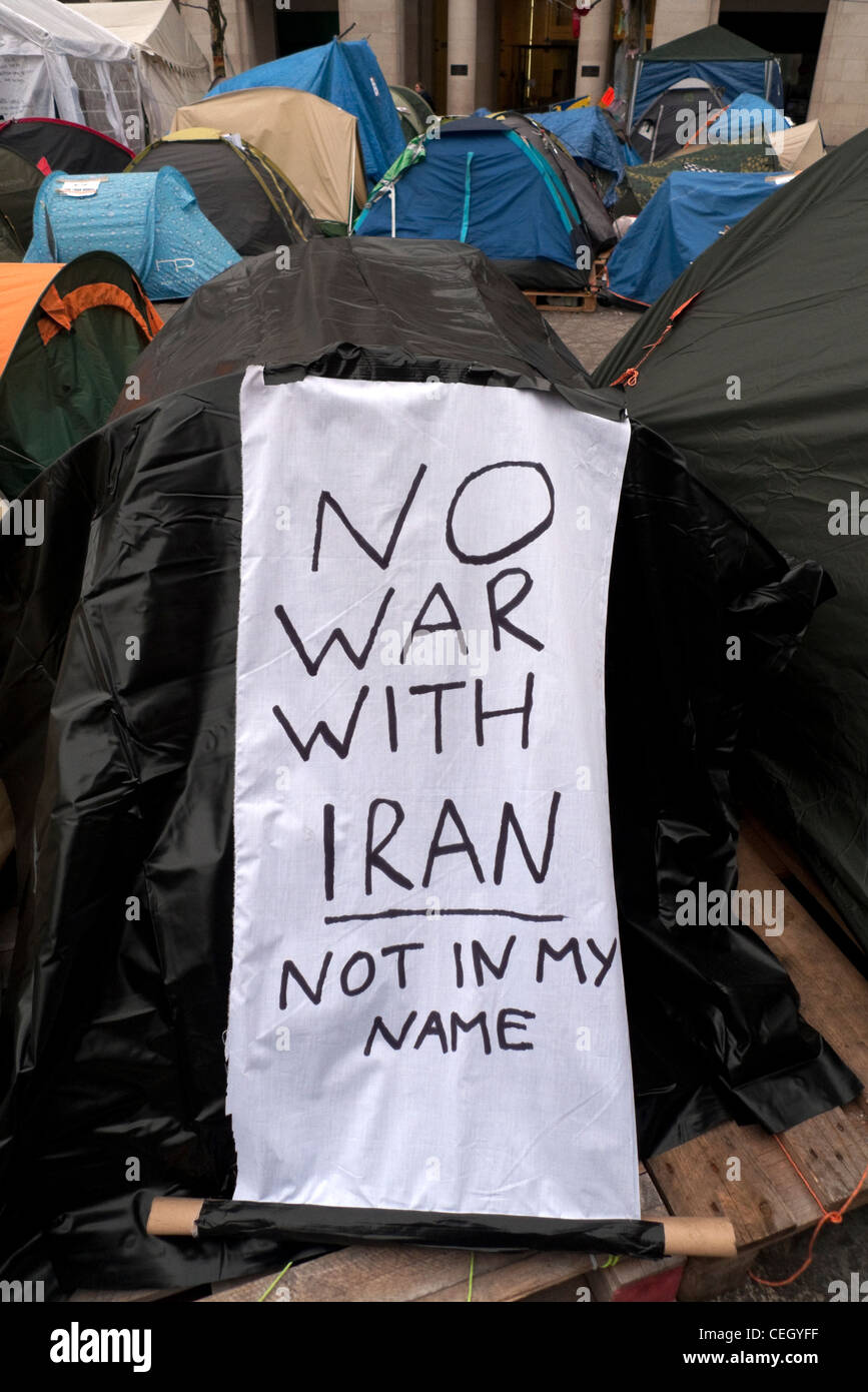 "Pas de guerre avec l'Iran' enseigne-affiche sur une tente au camp Occupy London à l'extérieur de la Cathédrale St Paul à Londres UK Février 2012 KATHY DEWITT Banque D'Images
