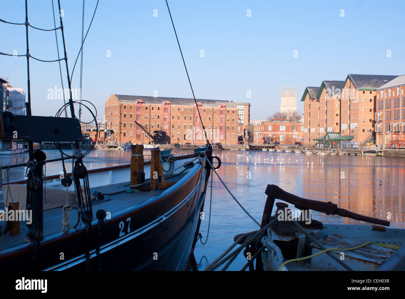 Les quais et la cathédrale de Gloucester dans l'hiver Banque D'Images