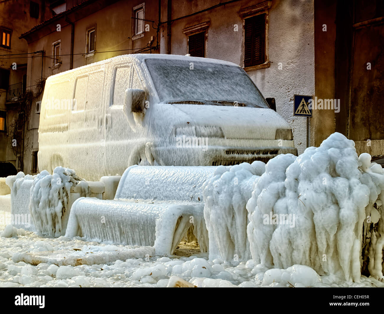 Dans les glaces du véhicule de transport quelque part sur la côte de la mer Adriatique au cours de l'hiver 2012. Banque D'Images