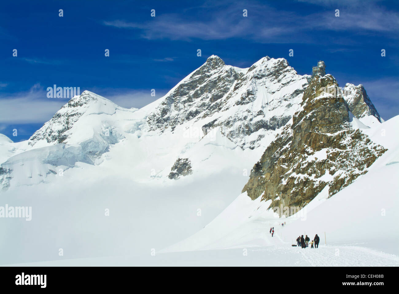 Les touristes marcher dans la neige en direction de station météo Jungfraujoch Oberland bernois Suisse Europe Banque D'Images