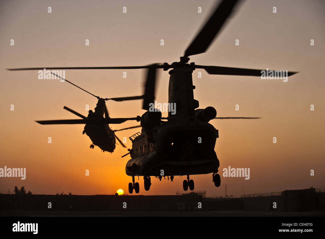 Royal Air force deux CH-47 Chinook décoller de helmand task force siège à Lashkar Gah district, province de Helmand, sept. 22. Banque D'Images