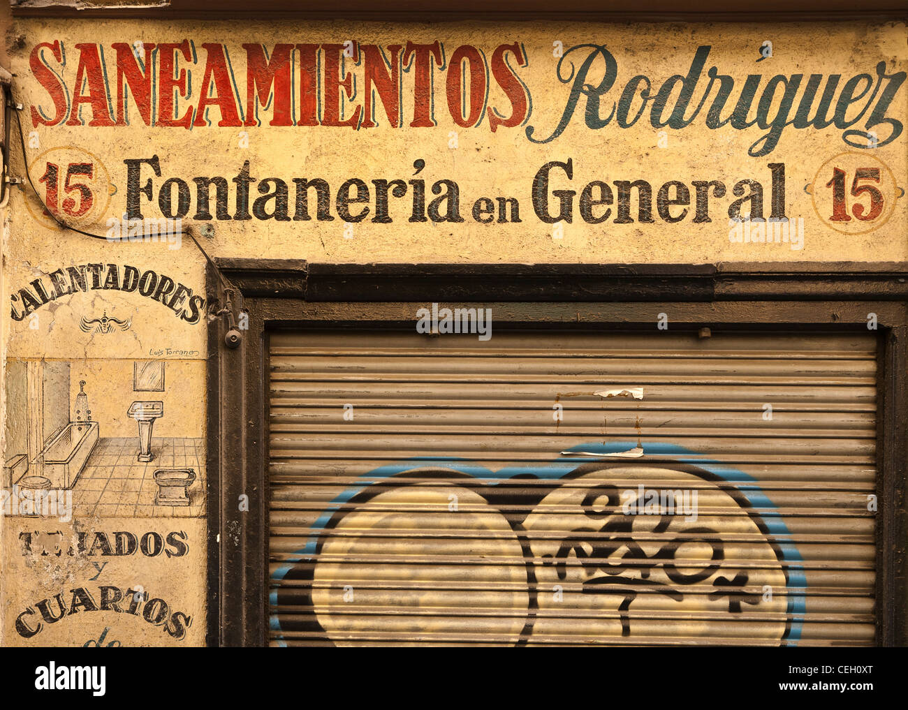 Vieille enseigne dans une rue latérale, dans la Latina, le centre de Madrid, Espagne Banque D'Images