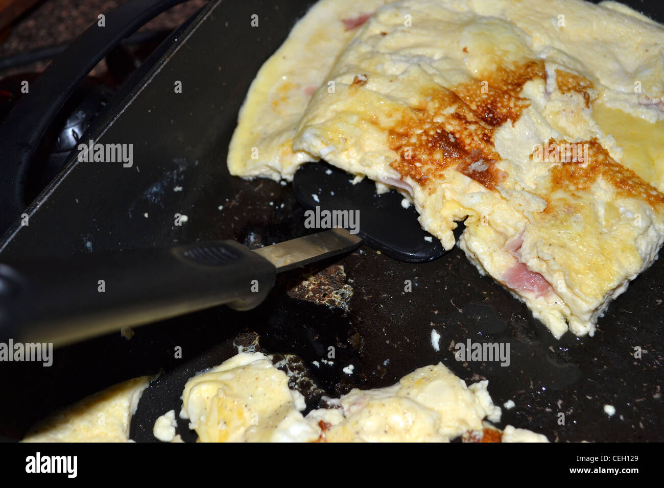 Cuisson poêle à omelette les oeufs brouillés Banque D'Images