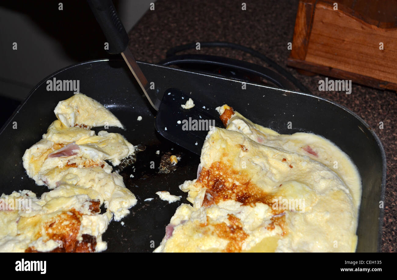 Cuisson poêle à omelette les oeufs brouillés Banque D'Images