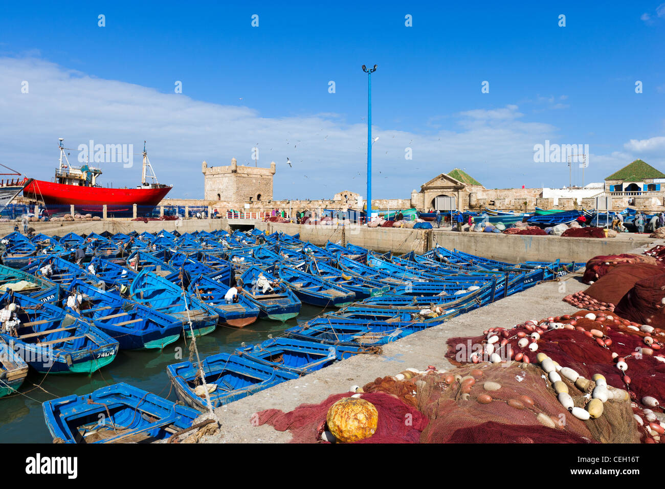 Bateaux de pêche dans le port d'Essaouira avec la Skala du port derrière,  Essaouira, Maroc, Afrique du Nord Photo Stock - Alamy