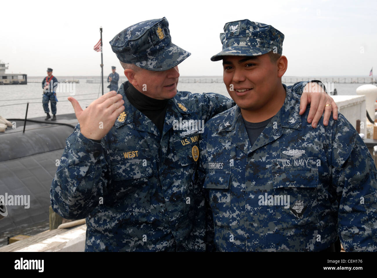 Le maître-chef de la Marine Rick D. West parle avec le spécialiste de la logistique de 3e classe David Terrones, de Fresno, en Californie, avant de visiter le sous-marin d'attaque de classe Los Angeles USS Helena. West a visité le navire pour donner à l'équipage ses meilleurs voeux avant leur prochain déploiement. Banque D'Images