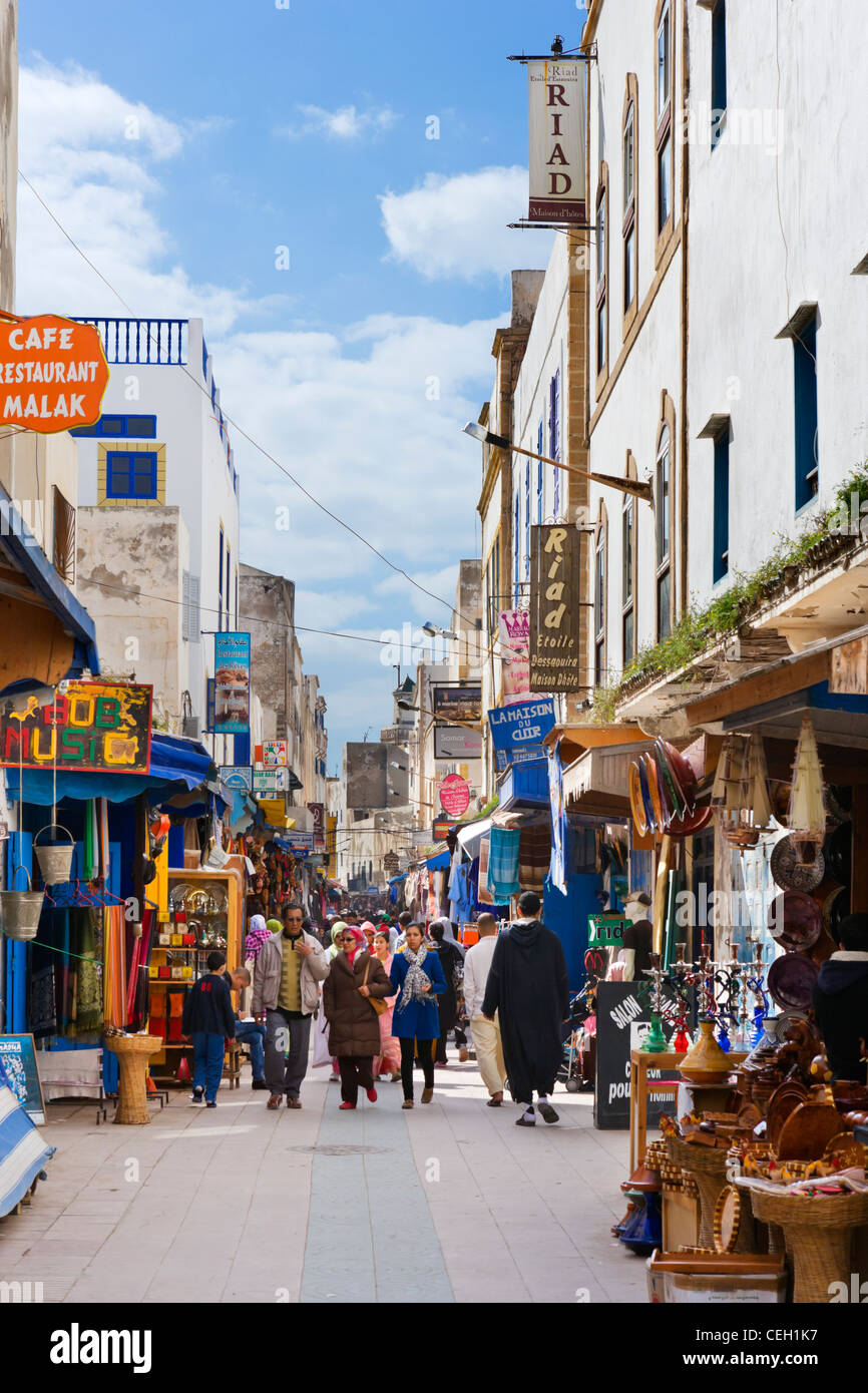 Boutiques dans la médina, Avenue Sidi Mohamed Ben Abdallah, Essaouira, Maroc, Afrique du Nord Banque D'Images
