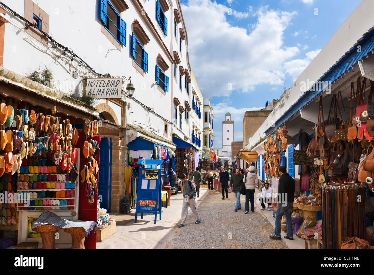 Boutiques et étals de la médina, Rue Attarine, Essaouira, Maroc, Afrique du Nord Banque D'Images