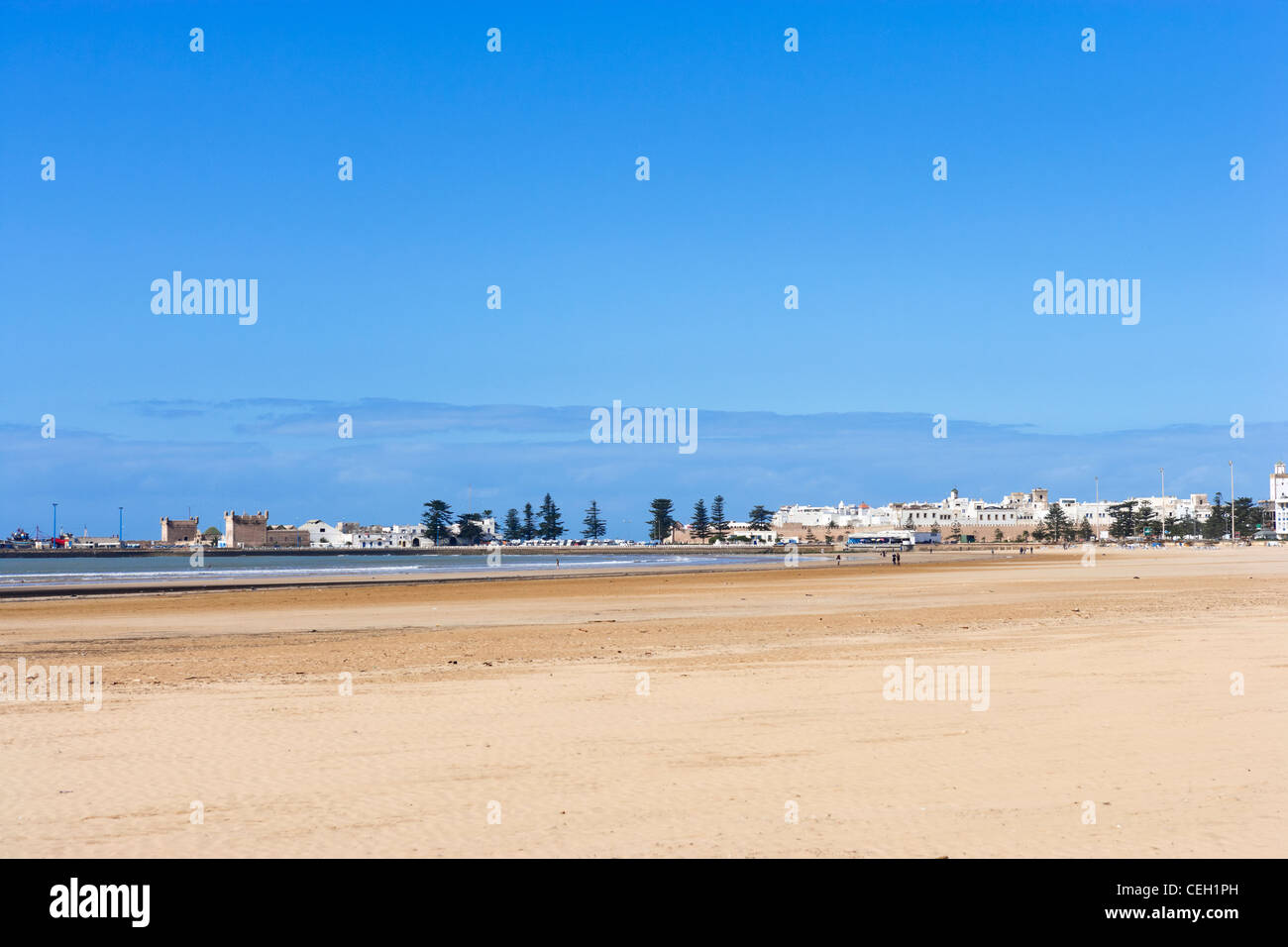 À la plage en direction du port et de la vieille ville, Essaouira, Maroc, Afrique du Nord Banque D'Images