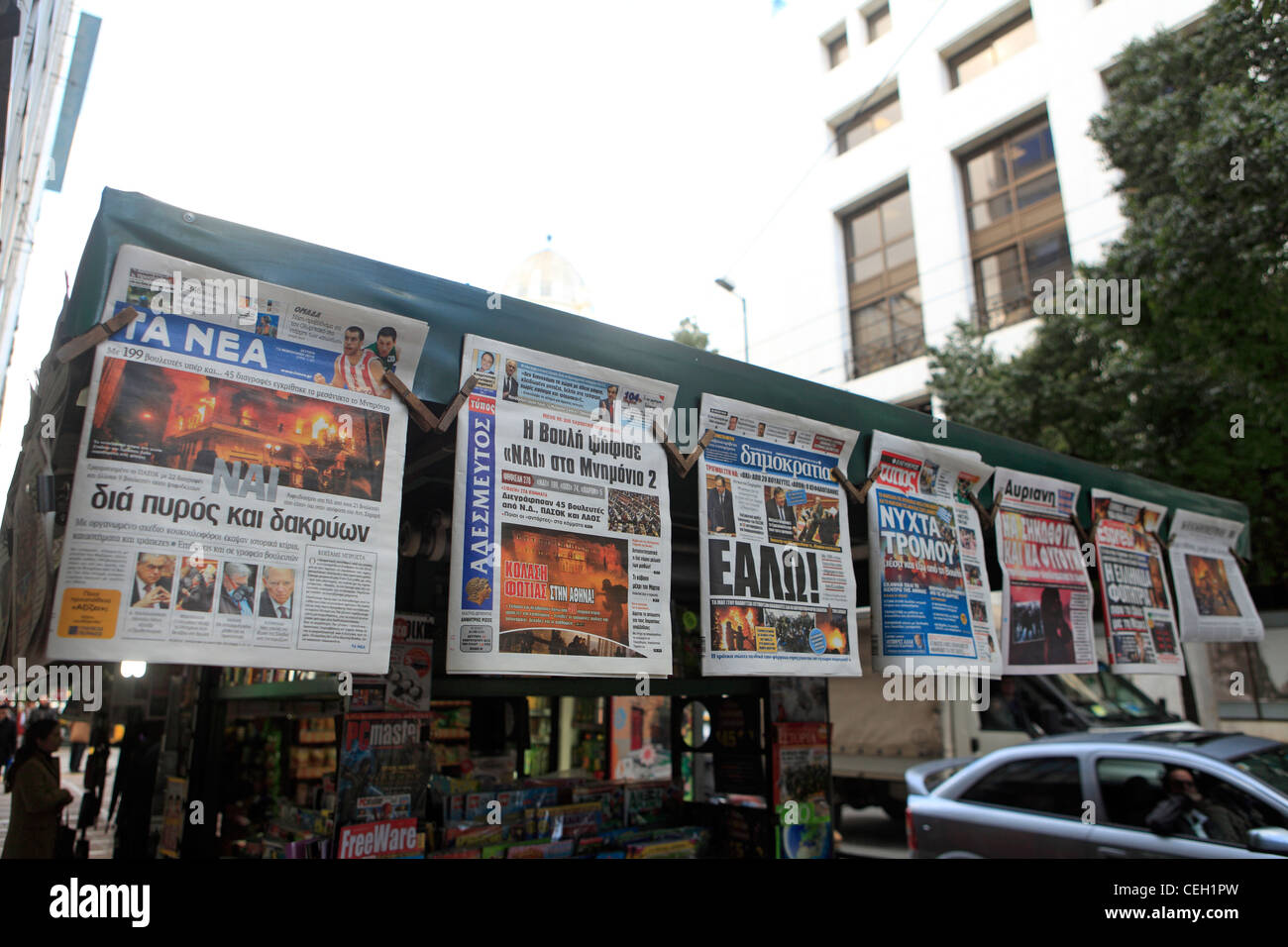 Grèce Athènes rue Stadiou un kiosque vendant des journaux le lendemain de l'émeute février Banque D'Images