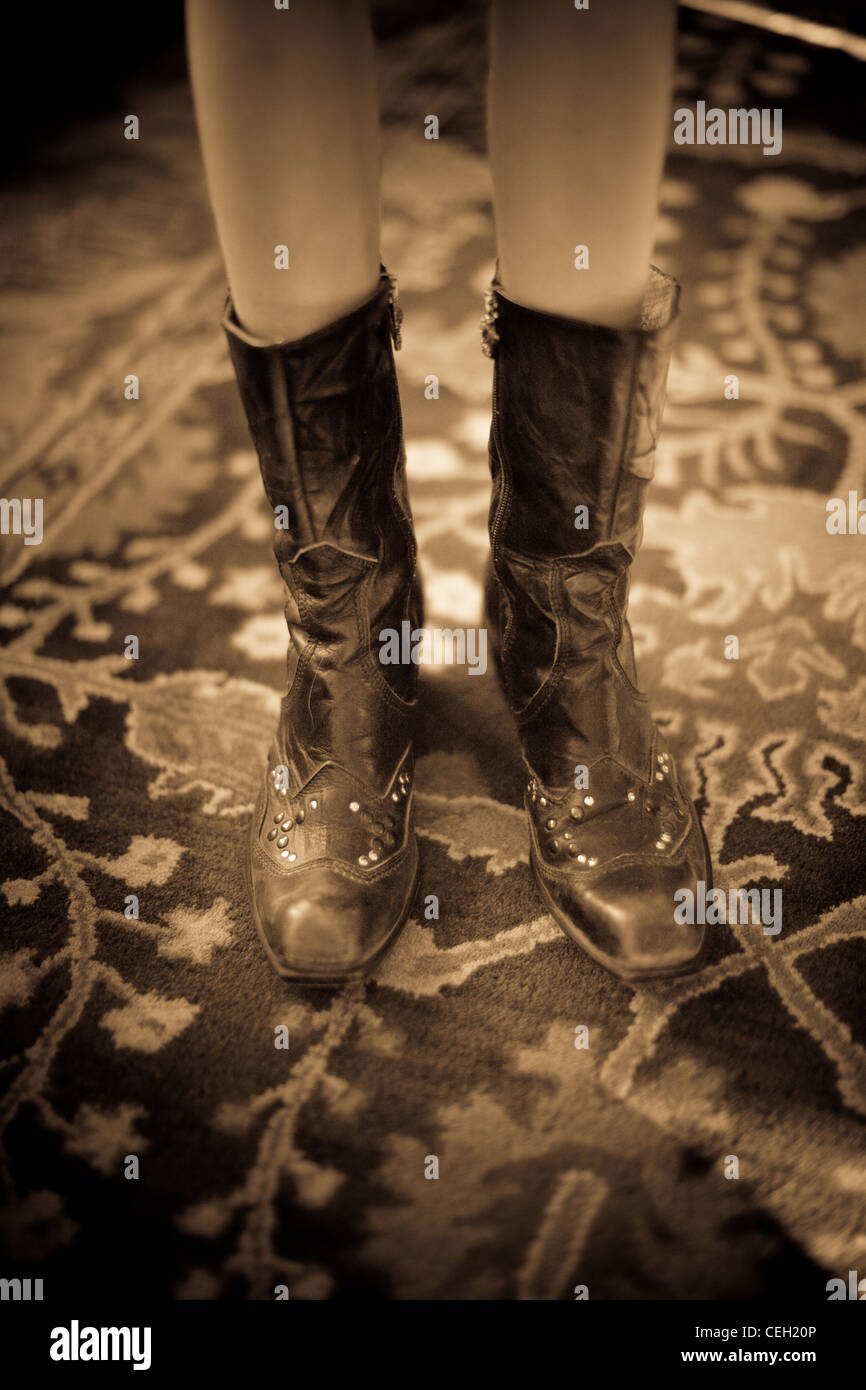Close up of a Girl wearing cowboy boots, sépia Banque D'Images