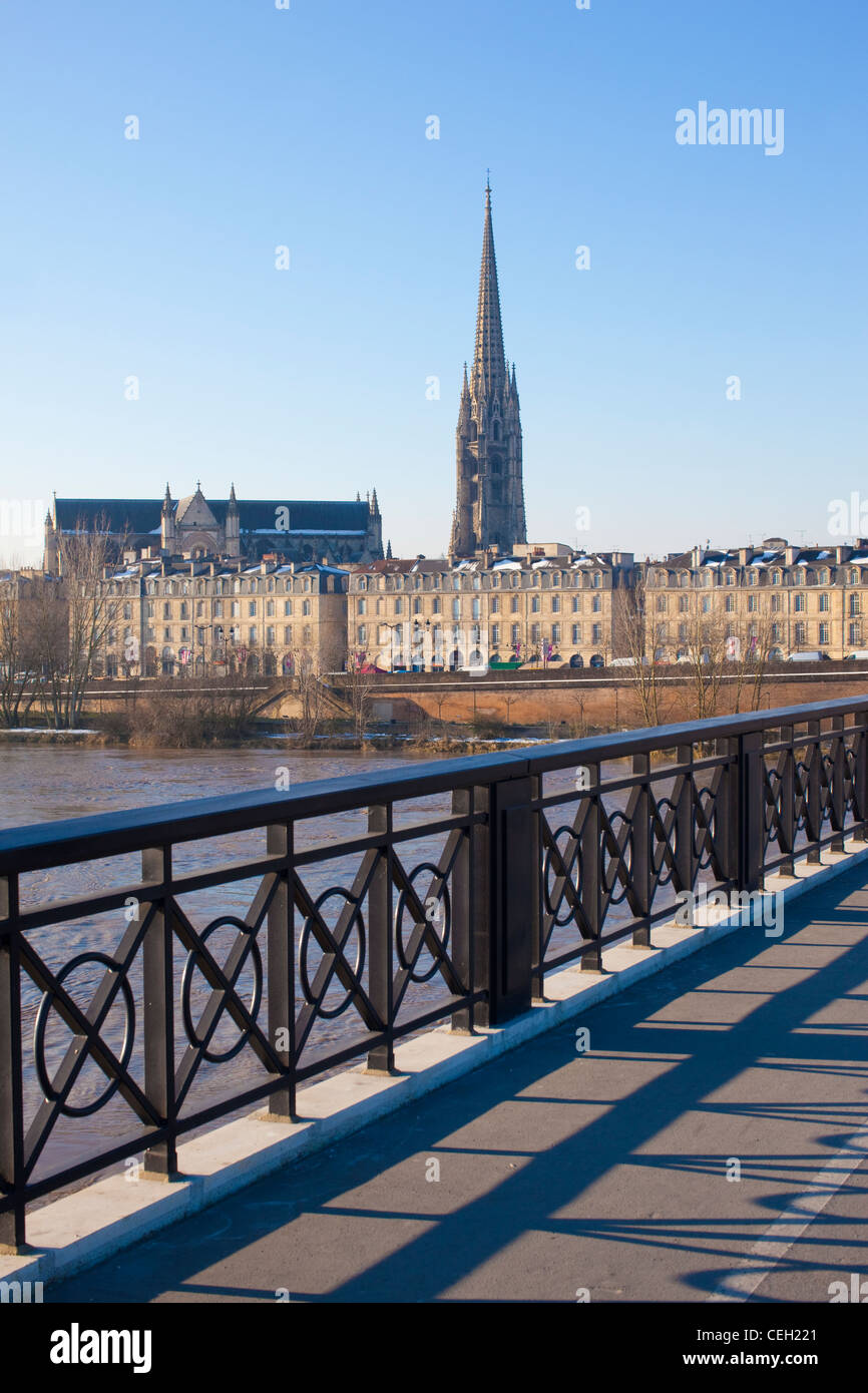 Pont de Pierre pont traversant la Garonne, avec la tour de St Michel et de la basilique au loin Bordeaux, France. Banque D'Images
