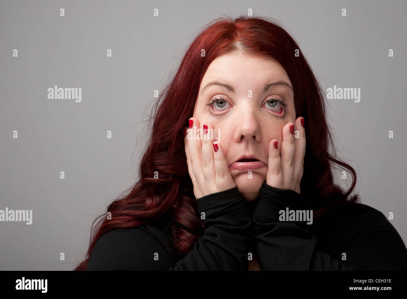 Un aux cheveux auburn caucasian woman à se sentir malade et mal gueule malade avec des yeux troubles Banque D'Images