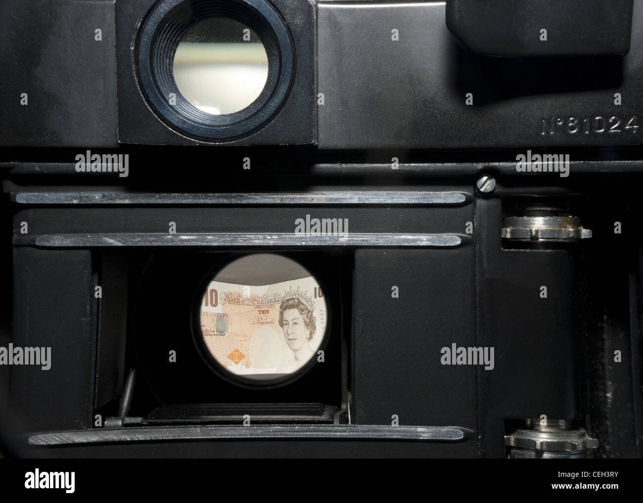 £10.00 placé à l'envers et prises de l'arrière par l'intermédiaire d'un objectif 50 mm d'un vieil appareil photo 35 mm Banque D'Images