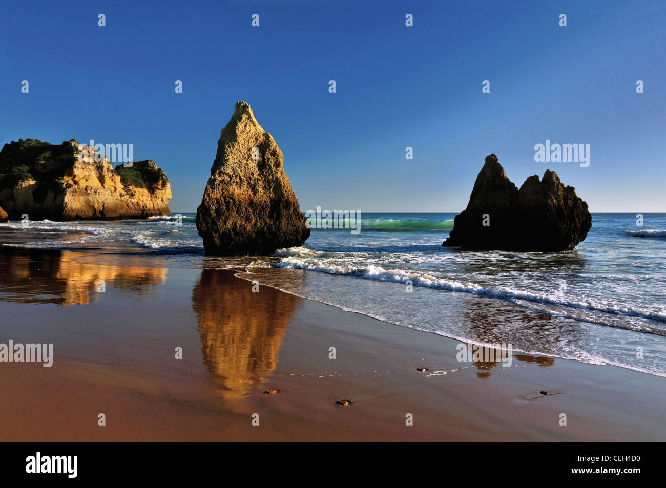 Le Portugal, l'Algarve : rock formations à la plage Praia dos Tres Irmaos Banque D'Images