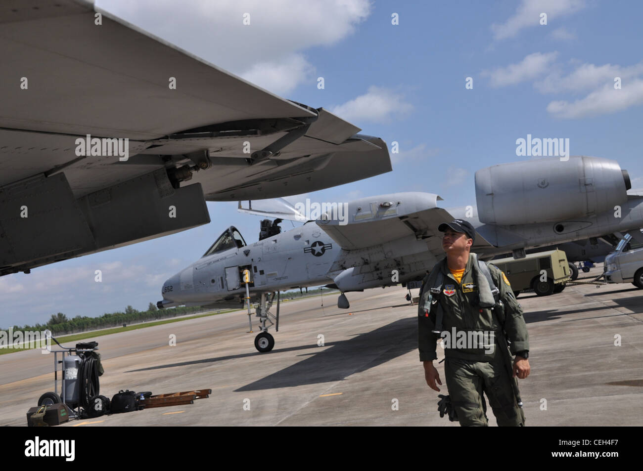 Changi Coast, Singapour - LE capitaine de l'équipe pilote DE démonstration THUNDERBOLT A-10, Johnnie Green, effectue un tour d'inspection lors d'un contrôle avant vol avant de se présenter au salon aérien de Singapour 2010, le 4 février. L'équipe DE démonstration A-10 a voyagé de Moody AFB, en Géorgie, tandis que les avions utilisés sont d'Osan AB, en République de Corée. Le salon professionnel et aérien se déroule du 2-7 au 23 février, les quatre premiers jours étant axés sur les ventes et les deux derniers jours sur les expositions et les performances pour le public. Banque D'Images