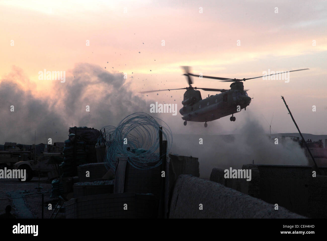 Un hélicoptère britannique CH-47 atterrit à la base de patrouille Wishtan pour évacuer un soldat de la police nationale afghane de l'ordre civil à Sangin, en Afghanistan, le 15 avril 2011. Les Marines et Corpsman des États-Unis du 1er peloton, Alpha Company, 1er Bataillon, 5e Marines, à PB Wishtan, ont évacué le soldat blessé de l'ANCOP après avoir été frappé par un engin explosif improvisé en patrouille. Banque D'Images