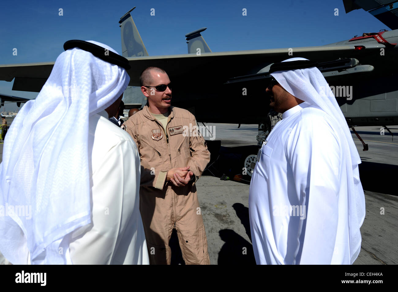 Le capitaine Jeff Thomason, pilote du 44e Escadron de chasse, base aérienne de Kadena, au Japon, parle avec des personnes participant au salon aéronautique de Dubaï le 14 novembre 2011, à Dubaï, aux Émirats arabes Unis. Cette année, les écrans statiques seront le B-1B lancer, le C-17 Globemaster, le C-130 Hercules, le E2-C Hawkeye, le F-15C Eagle, le F-16 Fighting Falcon, le F-18 Hornet, le MH-60R Seahawk et le V-22 Osprey. Cet événement démontre un engagement commun à la fois en matière de sécurité régionale et de développement de nos relations clés dans toute l'Asie du Sud-Ouest. Banque D'Images