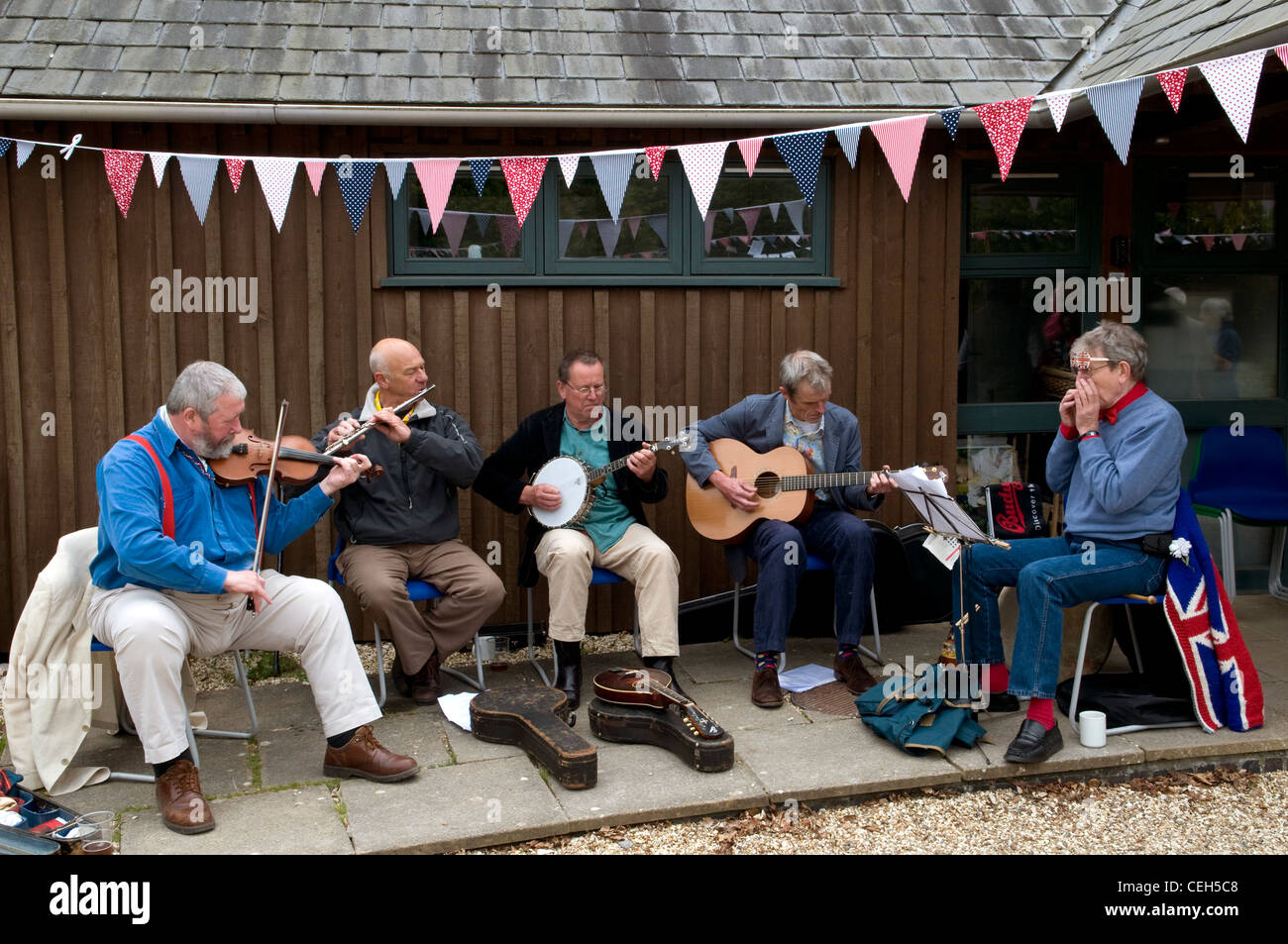 Musiciens qui jouent au jubilé, Wiltshire, England, UK Banque D'Images