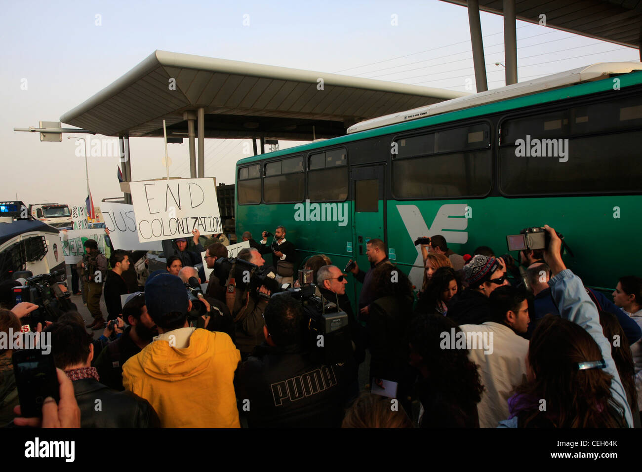 Une foule de militants se rassemblent pour soutenir le "Freedom Riders" alors qu'ils tentent de prendre l'autobus à Jérusalem. Banque D'Images