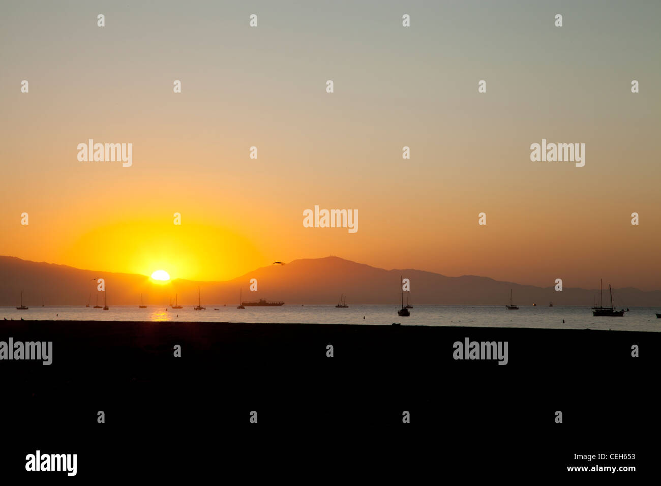 Lever du soleil sur les majestueuses montagnes et l'océan. Banque D'Images