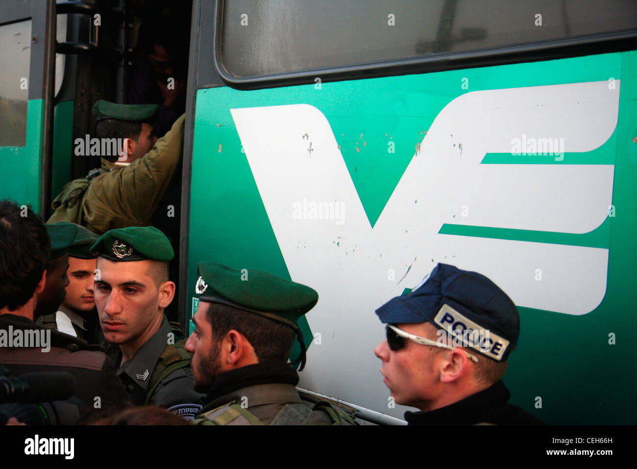 La police israélienne et de la police des frontières à bord de l'autobus Egged où Freedom Riders Palestiniens tentent de monter à Jérusalem. Banque D'Images