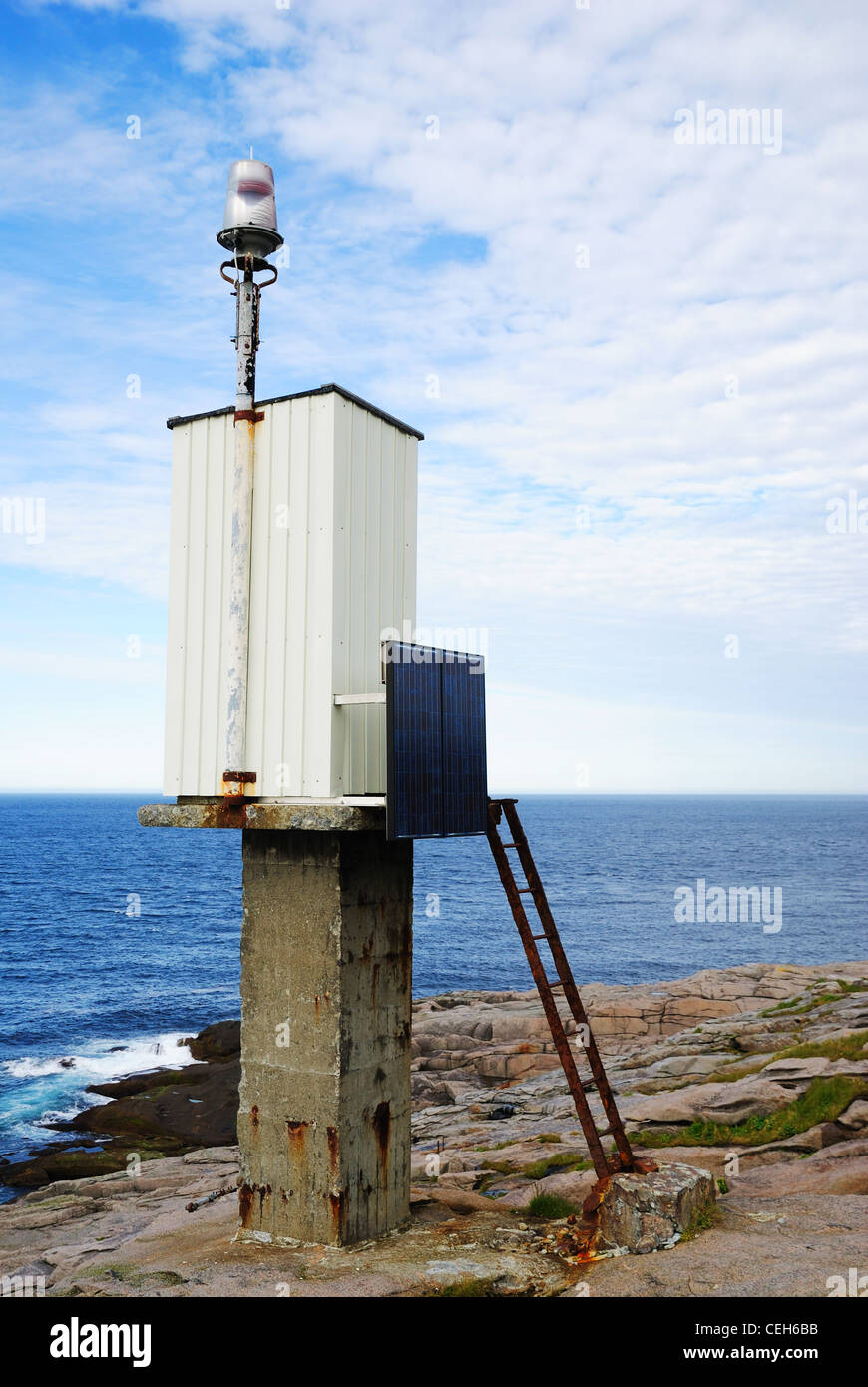 Un petit phare avec batterie solaire sur le rocher côte de Mageroya. Banque D'Images