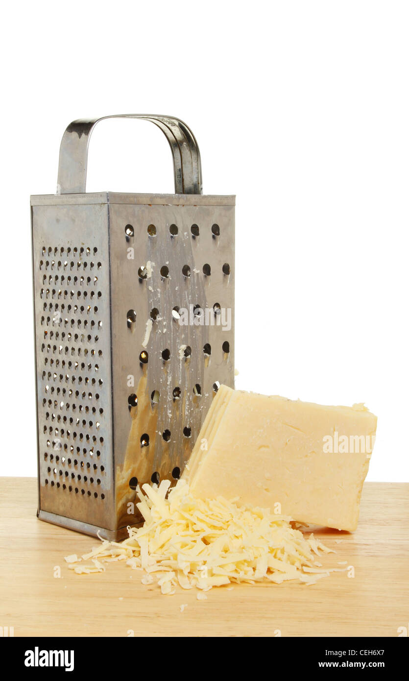 Râpe à fromage et du fromage cheddar sur une planche en bois Banque D'Images