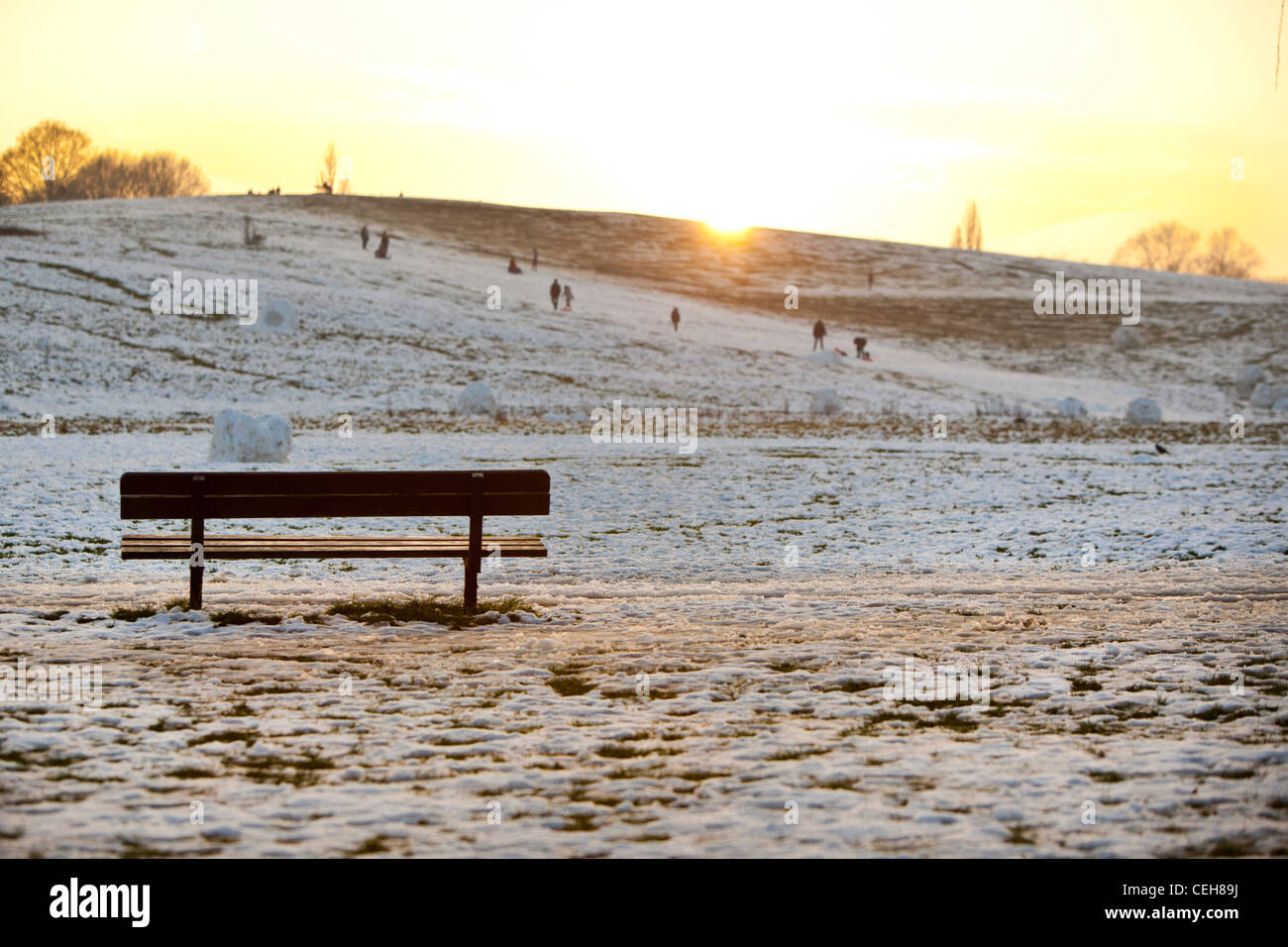 La neige a couvert la colline du Parlement, Hampstead Heath, Highgate, Londres, UK Banque D'Images