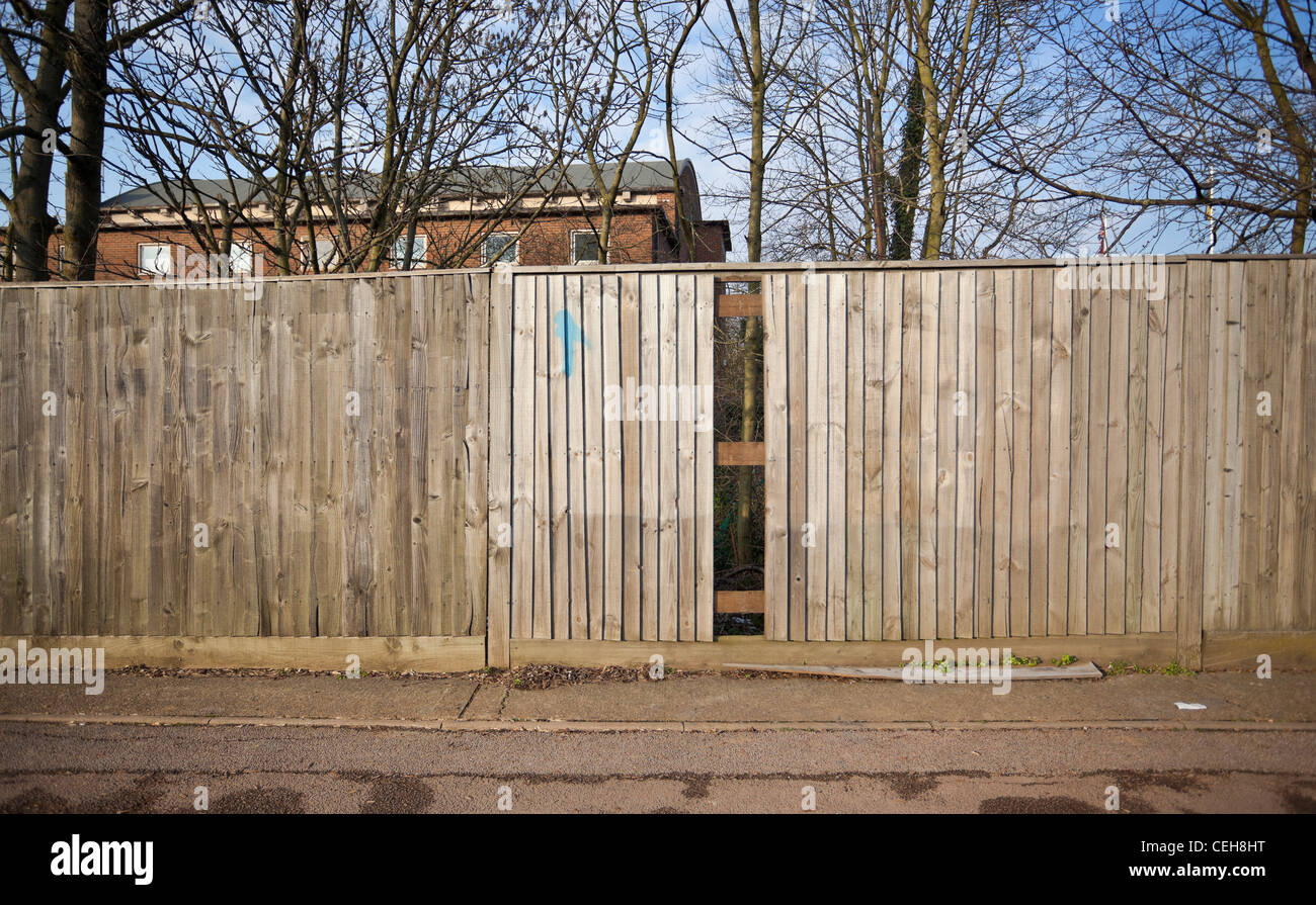 Modèle cassé sur une clôture en bois, Edgware, England, UK. Banque D'Images