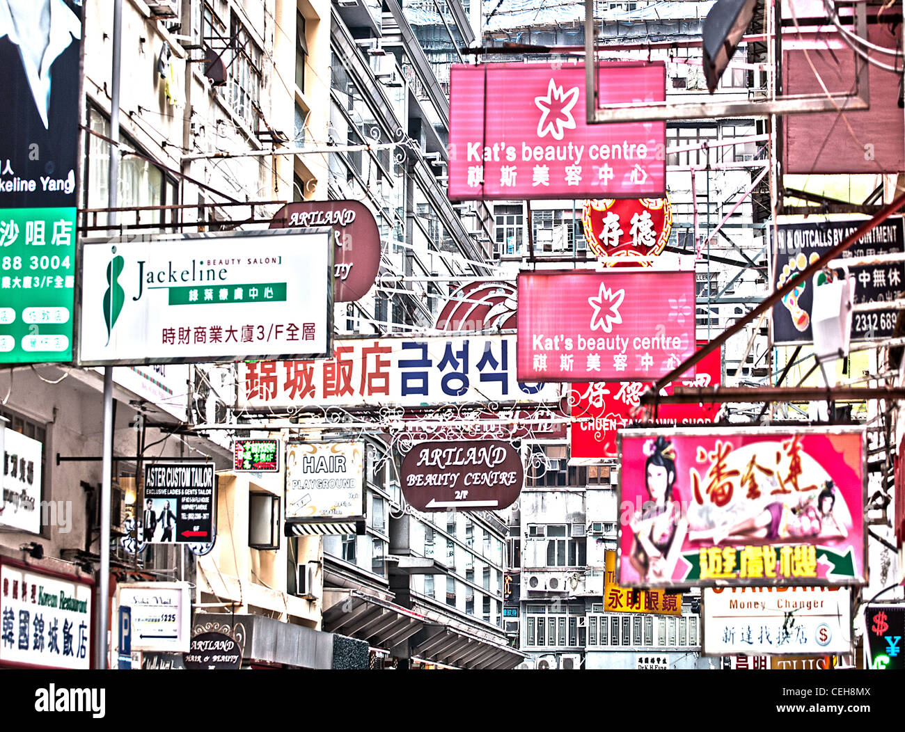 La couleur et le noir et blanc de la photographie de rue signalisation du marché à Hong Kong,Chine,l'Asie. Banque D'Images