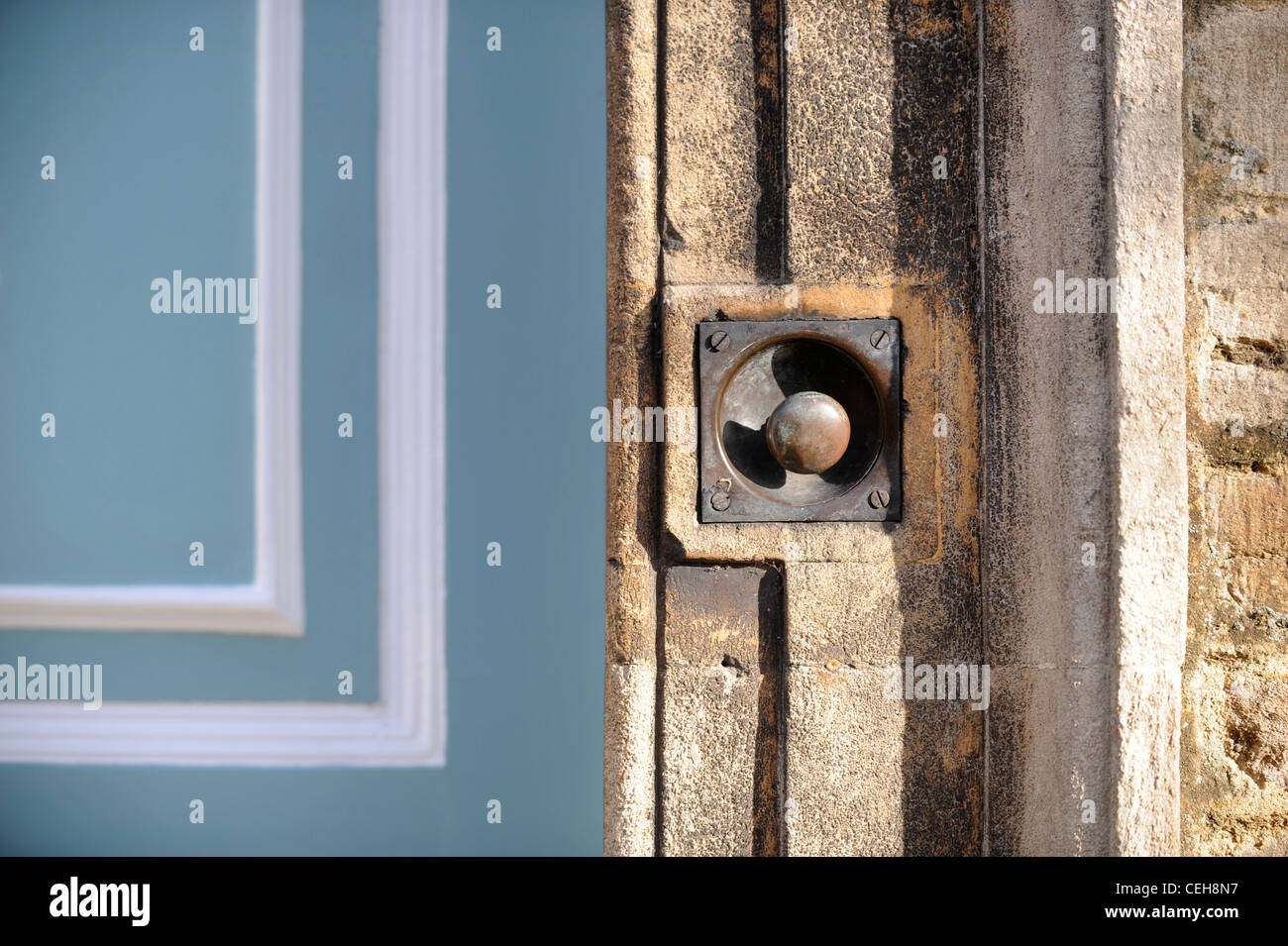 Une cloche de tirer sur la porte d'une maison de ville des Cotswolds Gloucestershire UK Banque D'Images