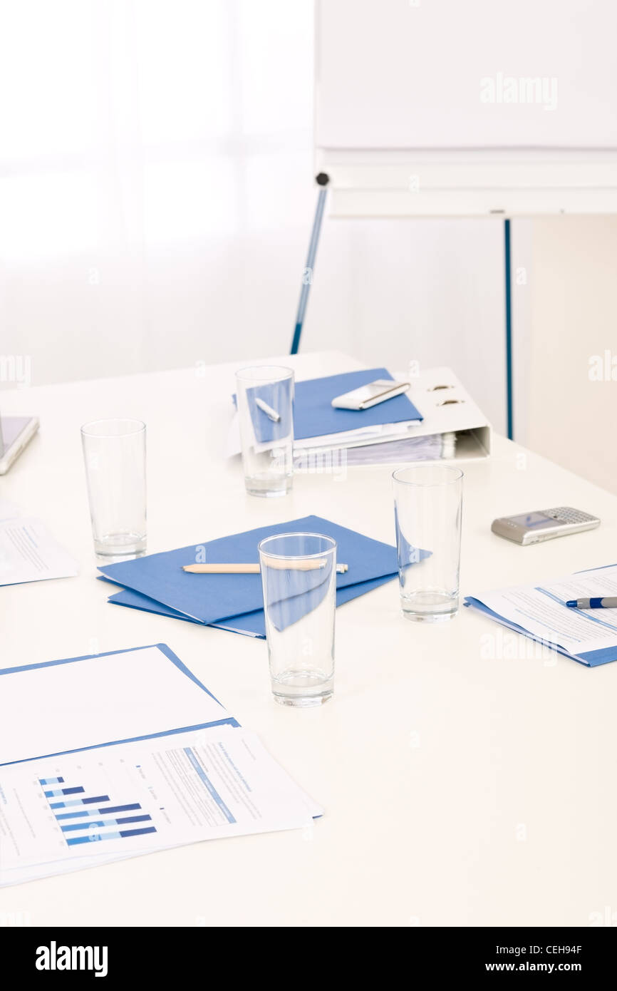 Les fournitures de bureau sur table avant vente réunion d'affaires réussie Banque D'Images